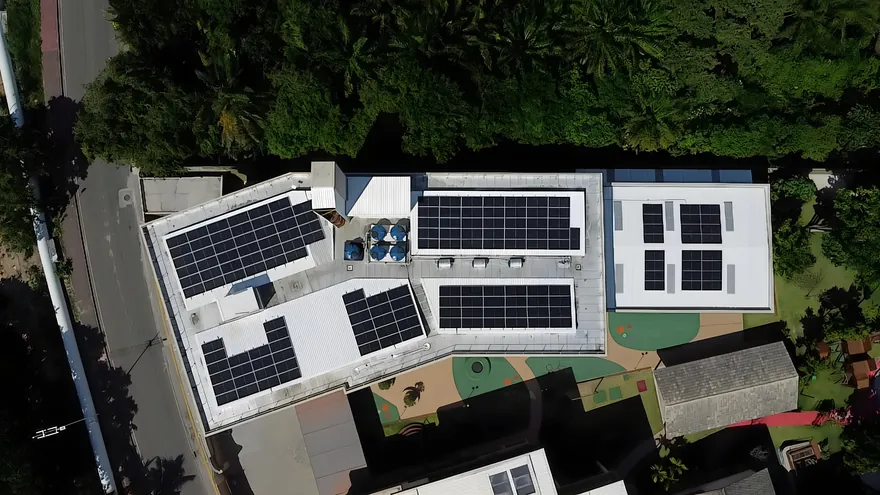 Obra comercial com sistema de energia solar