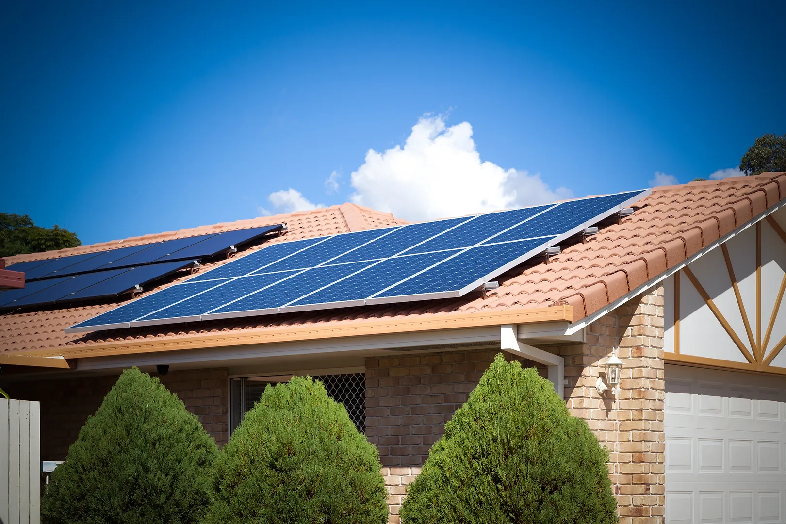 Residência com módulos fotovoltaicos no telhado